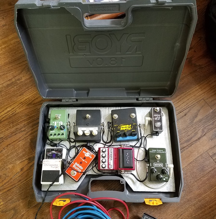 Flat (and cheap) pedalboard with case (can't build it myself) The